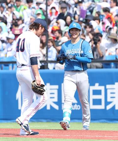 ２回、三直に倒れ苦笑いの山崎（撮影・金田祐二）