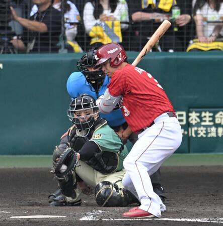８回、見逃し三振に倒れる浅村（撮影・飯室逸平）