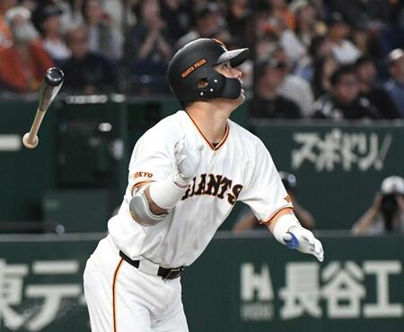 ６回、大城は右中間に５号同点ソロを放つ（撮影・佐藤厚）