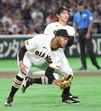 ９回、マルティネスは送りバントした池田を投飛に仕留める（撮影・佐藤厚）