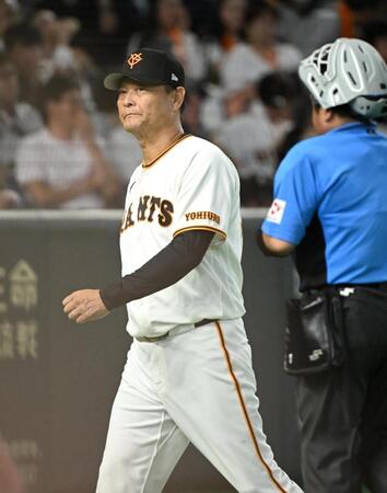 ８回裏終了、選手交代を告げる橋上監督代行