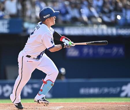 ９回、左越え２ランを放つ代打・牧（撮影・開出牧）