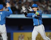 　１１回、勝ち越しソロを放ち笑顔で生還する水野（撮影・金田祐二）
