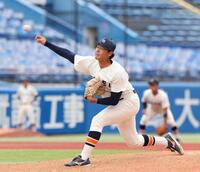 　９回に登板し力投する法大・宮本恭（撮影・佐々木彰尚）