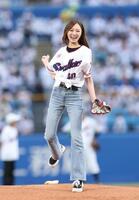 始球式を務める梅澤美波＝５日