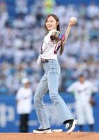 始球式を務める梅澤美波＝５日