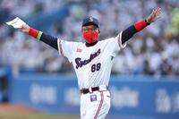 赤マスクでメンバー表交換のヤクルト・池山監督＝５日