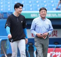 談笑する清宮幸（左）と荒木大輔氏（撮影・金田祐二）