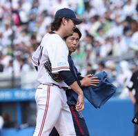 ４回、降板する高梨（撮影・金田祐二）