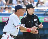 ４回、カストロの本塁セーフの判定に、２度目のリクエストを要求する池山監督