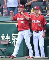 ７回、選手交代を告げる三木監督（撮影・飯室逸平）