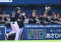 ４回、同点の左越えソロを放ちナインとタッチを交わす正木（撮影・開出牧）