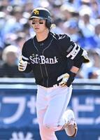 ４回、同点の左越えソロを放ちホームへ向かう正木（撮影・開出牧）
