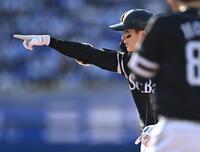 ９回、左前適時打を放ちポーズを決める周東（撮影・開出牧）
