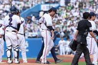 ４回、降板する高梨（撮影・金田祐二）