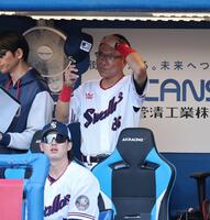 ベンチで厳しい表情の池山監督（撮影・金田祐二）