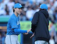 今季初勝利で新庄監督に迎えられる山崎（撮影・金田祐二）