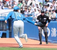 ２回、増田の投ゴロをグラブトスでさばく山崎（撮影・金田祐二）