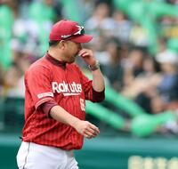 ７回、選手交代を告げベンチに戻る三木監督（撮影・山口登）