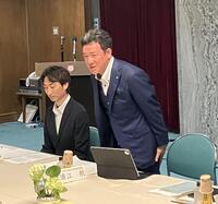意見交換会に出席した仙台育英・須江航監督（右）