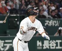 ６回、大城は右中間に５号同点ソロを放つ（撮影・佐藤厚）