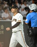８回裏終了、選手交代を告げる橋上監督代行