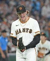 ６回、友杉を遊ゴロ併殺に打ち取り、ほえる先発のウィットリー