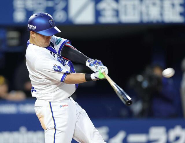 ３回、中越えに逆転３ランを放つ牧（撮影・西岡正）