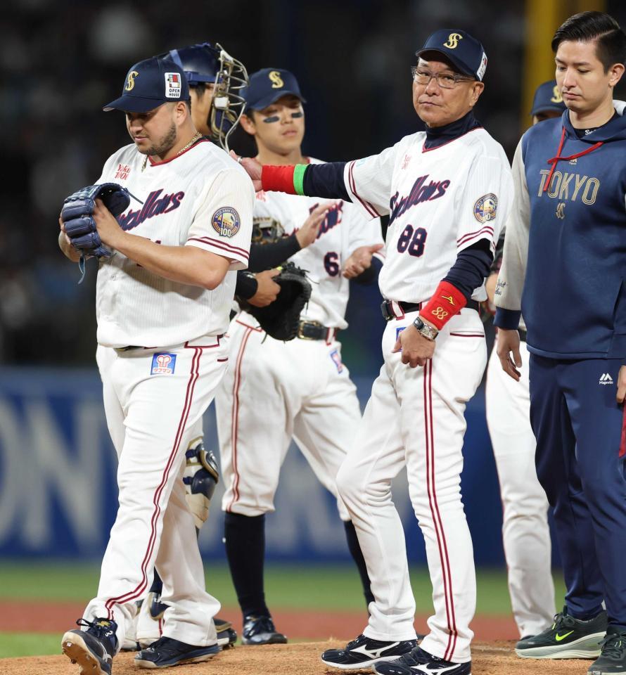 　１１回、キハダ（左）に交代を告げる池山監督