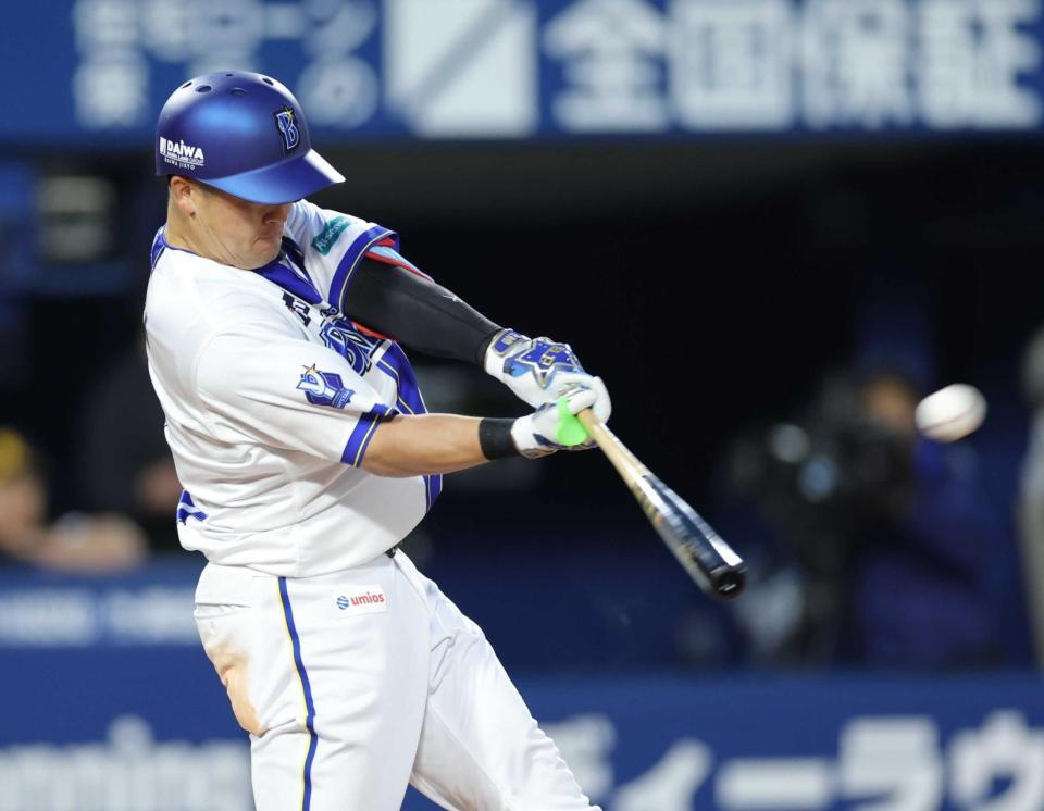 ３回、中越えに逆転３ランを放つ牧（撮影・西岡正）