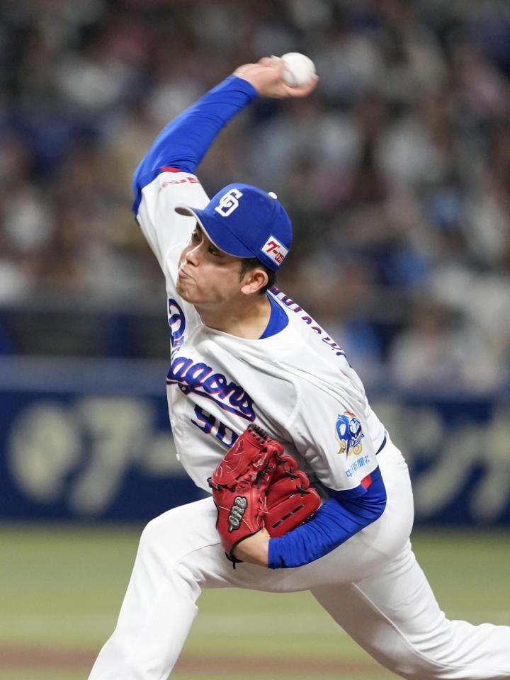 　９回に登板し、今季初勝利を挙げた松山