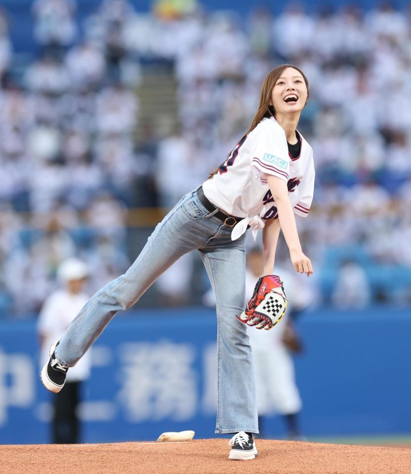 始球式を務める梅澤美波＝５日