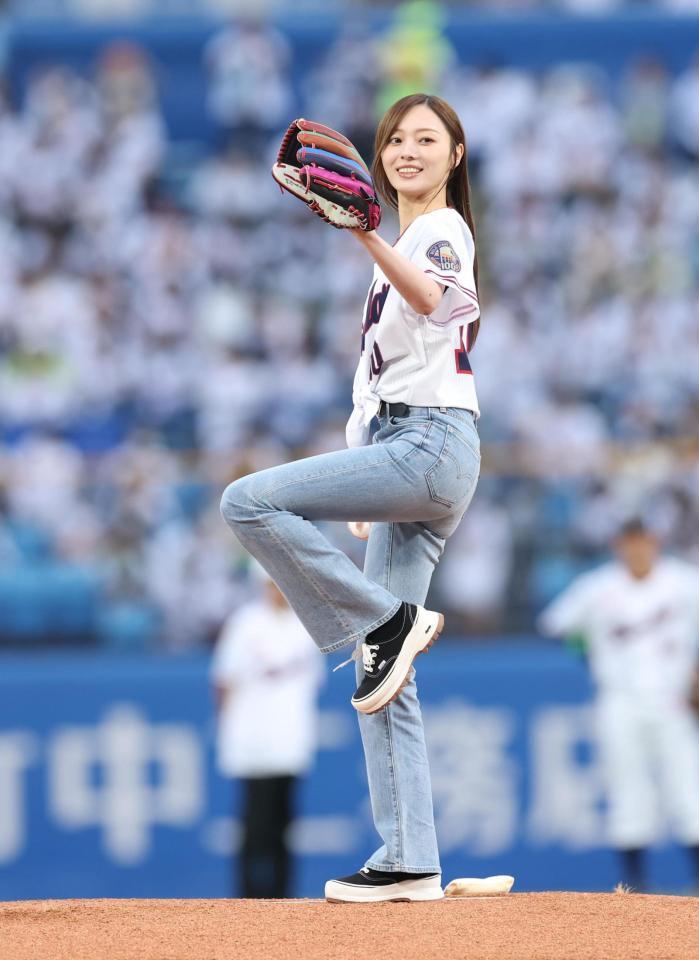 始球式を務める梅澤美波＝５日