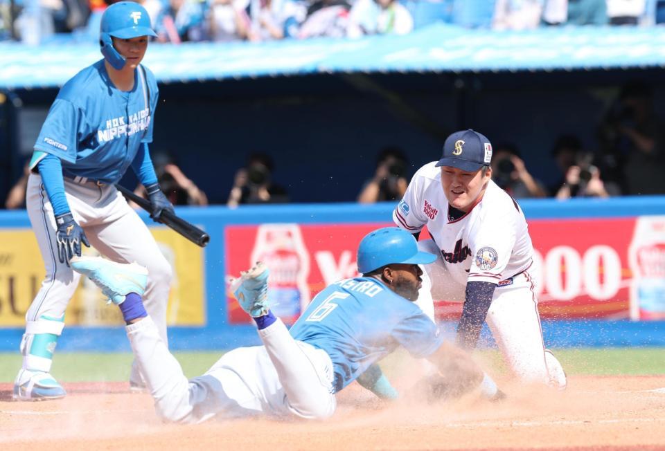４回、広沢（右）の暴投で二走・カストロが本塁へ。セーフの判定も池山監督がリクエストを要求。ベンチにボールが入ったため生還が認められず（撮影・金田祐二）