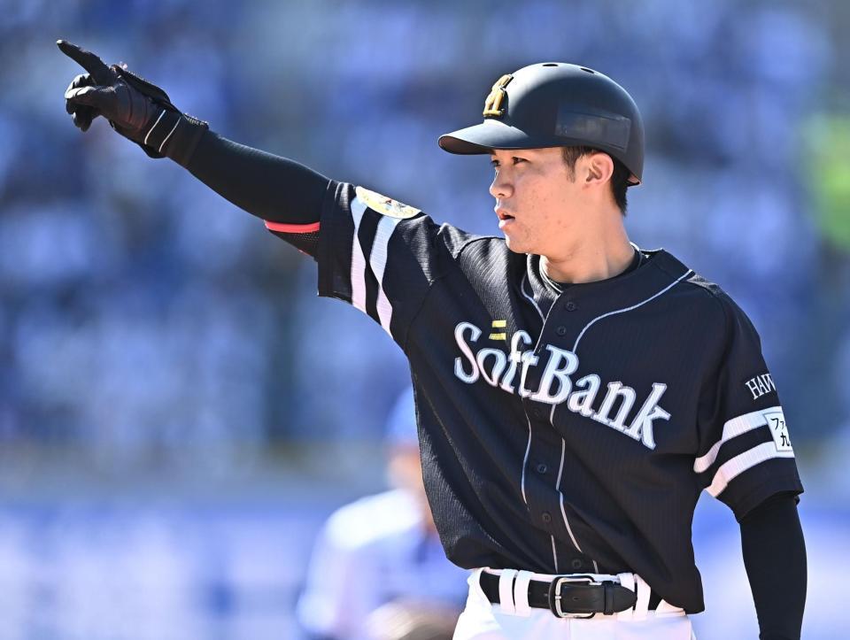 ５回、勝ち越しの中前適時打を放ちポーズを決める庄子（撮影・開出牧）