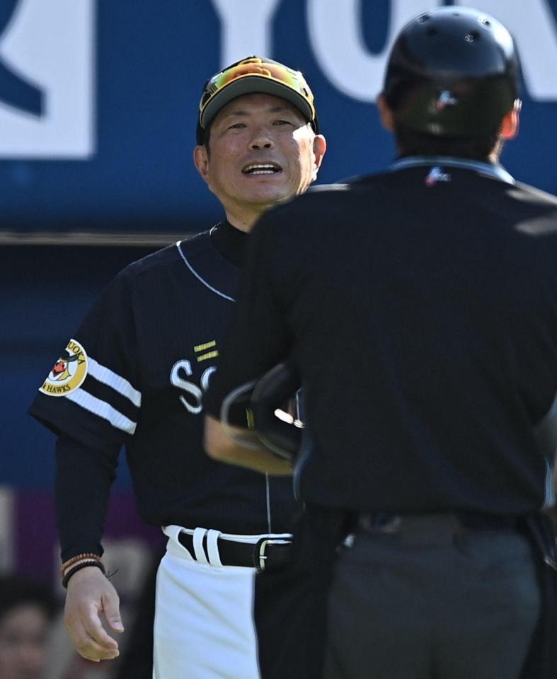 ８回、投手交代を告げる小久保監督（撮影・開出牧）