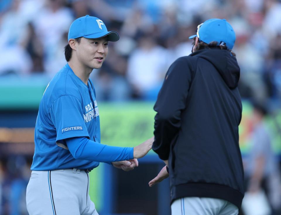 今季初勝利で新庄監督に迎えられる山崎（撮影・金田祐二）