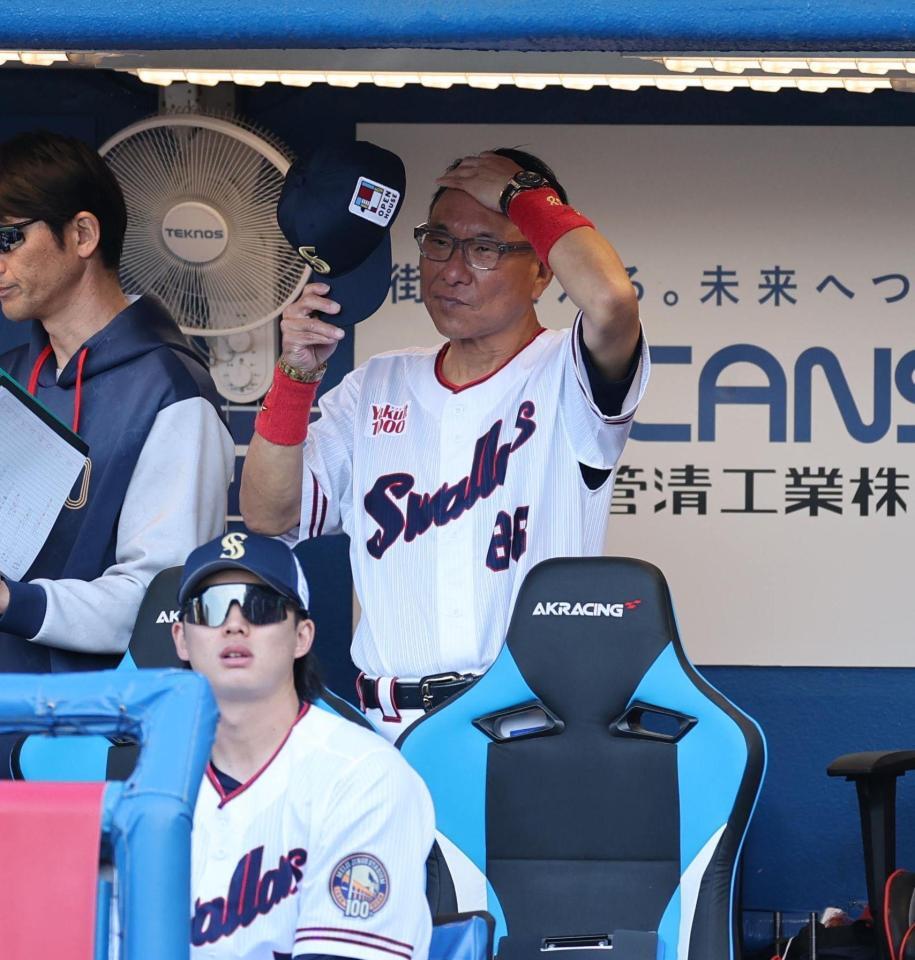 ベンチで厳しい表情の池山監督（撮影・金田祐二）
