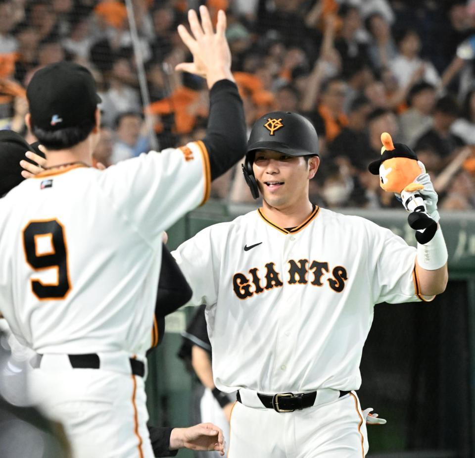 ６回、同点ソロを放ちナインに迎えられる大城