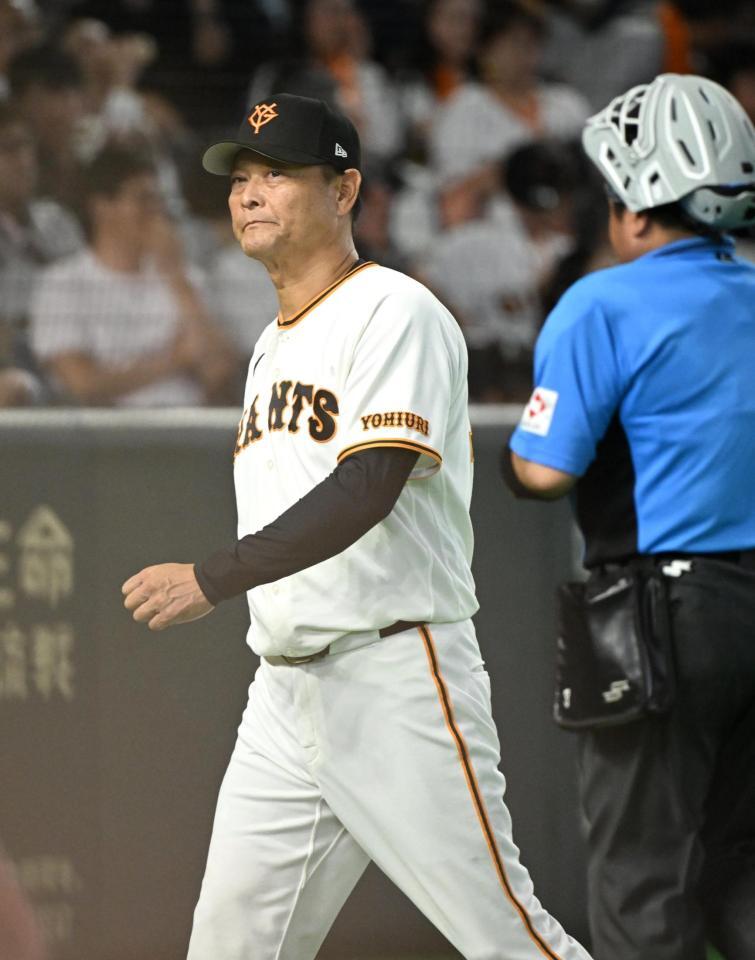 ８回裏終了、選手交代を告げる橋上監督代行