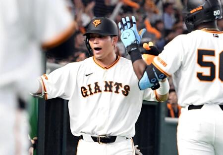 ６回、大城は右中間に５号同点ソロを放ち、ベンチにがい旋する（撮影・佐藤厚）