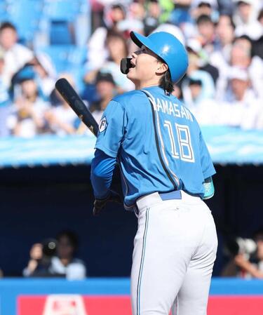 　６回、三邪飛に倒れる山崎（撮影・金田祐二）