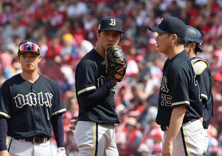 ４回、平川に二塁打を浴びた田嶋（中央）のもとに集まるオリックスナイン（撮影・北村雅宏）