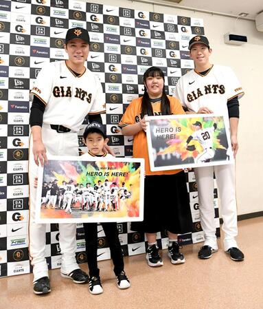 ファン代表から「５月度月間ベストヒーロー」を贈呈された巨人・坂本勇人（左）と戸郷翔征（撮影・佐藤厚）
