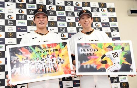 「５月度月間ベストヒーロー」を贈呈された坂本（左）と戸郷（撮影・佐藤厚）