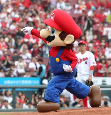 始球式を務めるマリオ（撮影・北村雅宏）