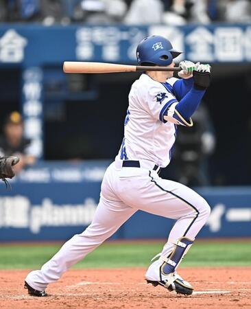 ３回、ショートへ内野安打を放つ尾形（撮影・開出牧）