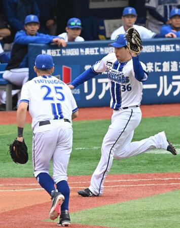 １回、牧原大を一ゴロに仕留め、駆ける尾形（右）