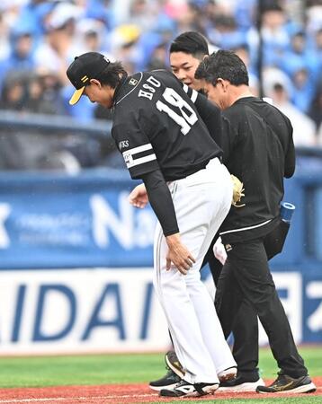 ６回、宮崎の内野安打の打球が直撃し、治療のためベンチへ向かう徐（撮影・開出牧）