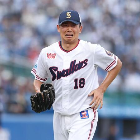 ４回、奈良間の打球を受けながら投ゴロにするも泣きそうな表情でベンチに戻る奧川（撮影・金田祐二）